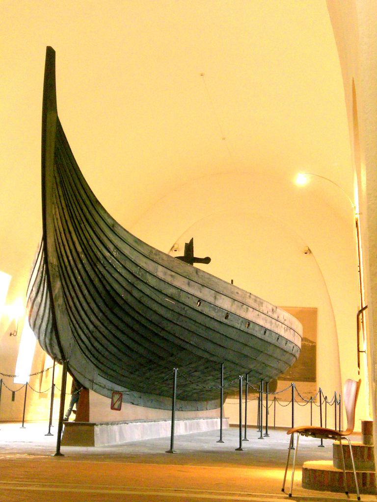 The_Gokstad_Viking_ship.jpg