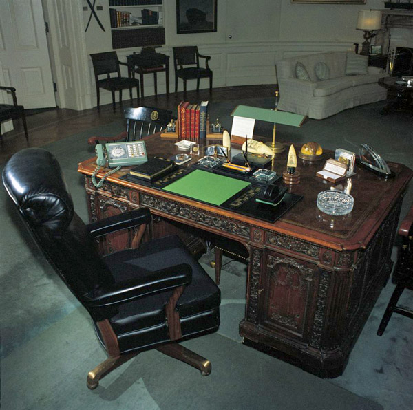 oval-office-resolute-desk-1961-nw.jpg