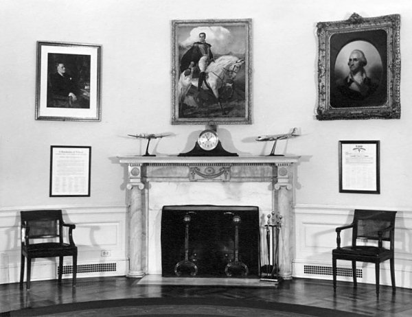 Труман-oval-office-1945-fireplace.jpg